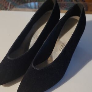 7.5M Premier Classic Black VELVET Heels 2.5" used Good Condition